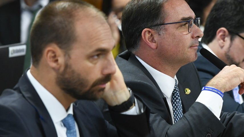 PF investiga suposta relação de Vorcaro com Eduardo e Flávio
