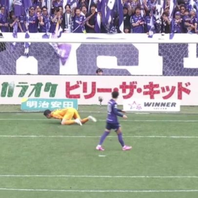 Akito Suzuki marca pênalti em duelo entre Sanfrecce Hiroshima e Vissel Kobe