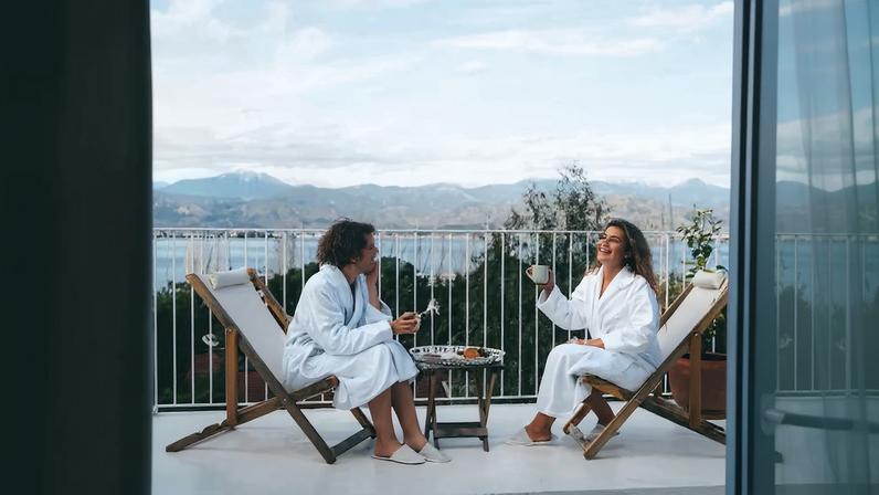 Os novos hábitos da alta renda para economizar no dia a dia sem abrir mão de viagens e hotéis de luxo