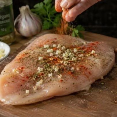 Truque simples deixa peito de frango suculento e evita ressecamento