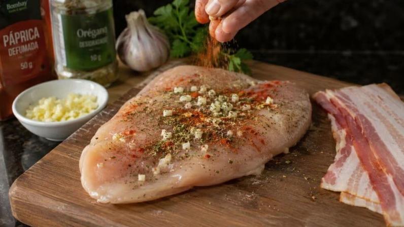 Truque simples deixa peito de frango suculento e evita ressecamento