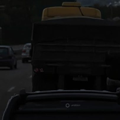 Policial penal derruba e agride homem pegando carona na traseira de caminhão MG