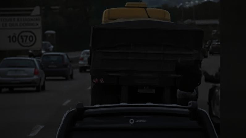 Homem é puxado de caminhão em movimento