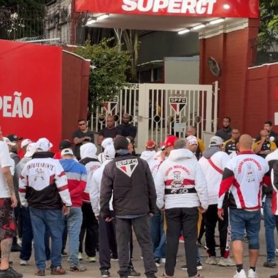 Torcida do São Paulo protesta no CT após queda na Copa do Brasil e cobra saída de Rui Costa