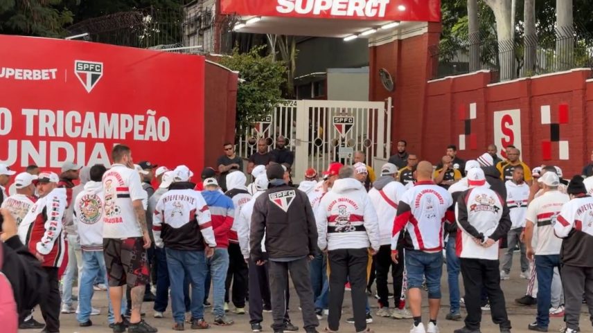 Torcida do São Paulo protesta na porta do CT e pede demissão de Rui Costa