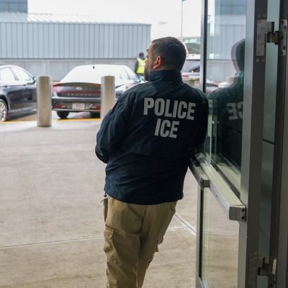 Pais detidos pelo ICE visitam filho com câncer terminal um dia antes da morte