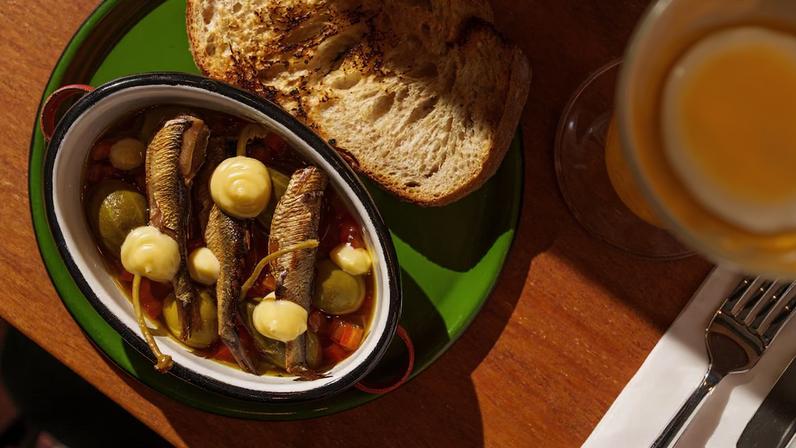 Restaurantes por quilo dividem espaço com estabelecimentos moderninhos que oferecem lanches, pães e sobremesas que rendem filas aos finais de semana.