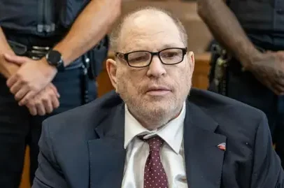 Juiz declara novo julgamento inválido no caso de Weinstein em Nova York