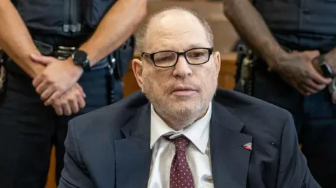 Juiz declara novo julgamento inválido no caso de Weinstein em Nova York