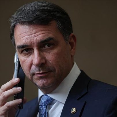 Vazamento da The Economist ameaça candidatura de Flávio Bolsonaro