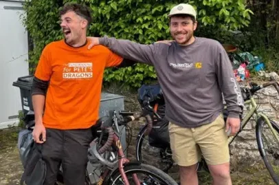 Irmãos pedalam de Devon até a Austrália para caridade