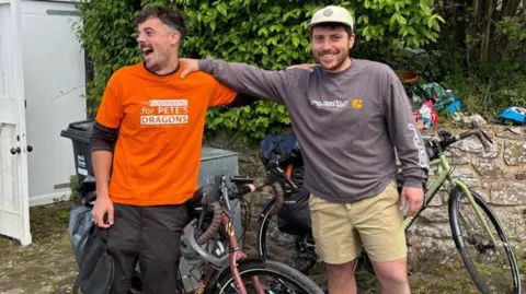 Irmãos pedalam de Devon até a Austrália para caridade