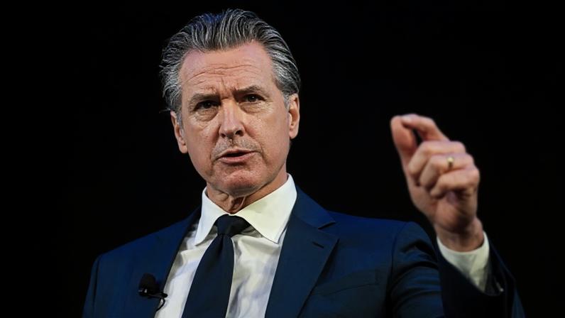 Newsom impõe 100% de imposto a beneficiários californianos do fundo de Trump