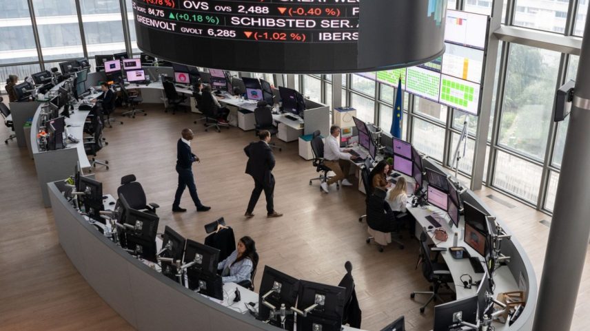 Operadores na bolsa de valores Euronext NV em Paris — Foto: Nathan Laine/Bloomberg