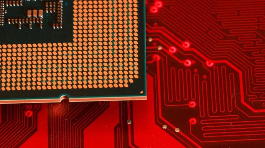 Ilustração mostra placa-mãe e chip de computador 25 de agosto de 2025. REUTERS/Dado Ruvic/Ilustração
