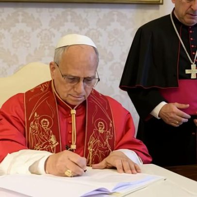 Papa e Claude - encíclica de Leo XIV sobre IA prioriza a humanidade