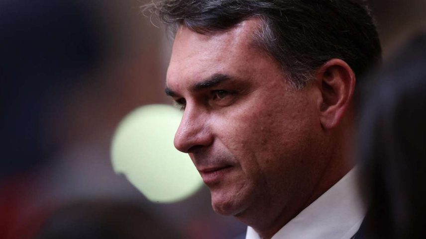 Flávio Bolsonaro admitiu que negociou com Vorcaro investimentos para custear as gravações de um filme sobre seu pai