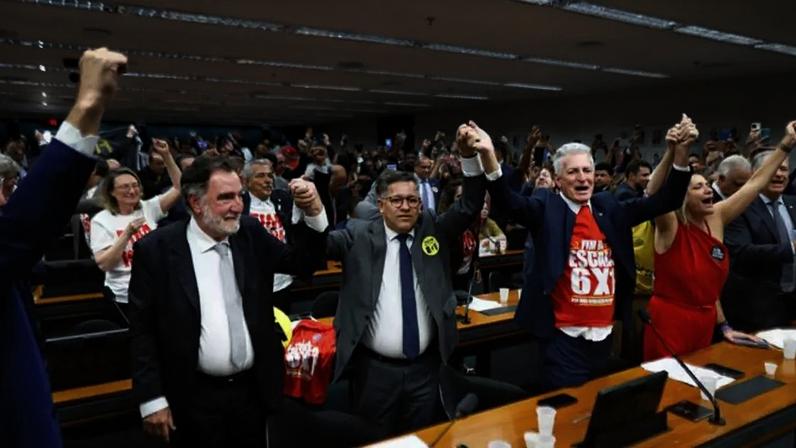 Texto-base da PEC sobre o fim da escala 6x1 foi aprovado em comissão especial da Câmara, com 34 votos a favor e 4 contra