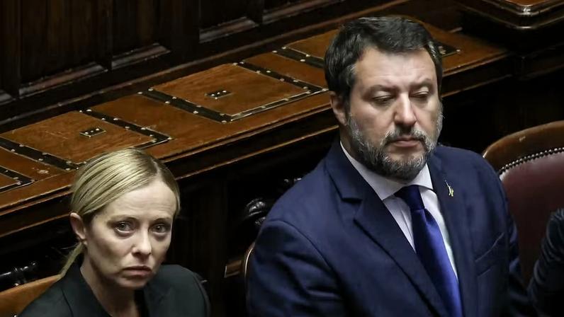 Giorgia Meloni, primeira-ministra da Itália, à esquerda, e Matteo Salvini, ministro da Infraestrutura e vice-primeiro-ministro da Itália, durante o funeral de Estado de Giorgio Napolitano, ex-presidente da Itália