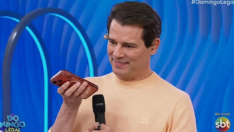 Celso Portiolli se emociona ao ouvir a última mensagem enviada a ele por Silvio Santos, que morreu em agosto de 2024.