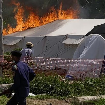Centros de tratamento de Ebola incendiados no leste da RDC enquanto surto piora