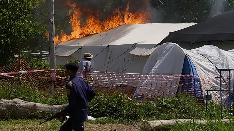 Centros de tratamento de Ebola incendiados no leste da RDC enquanto surto piora