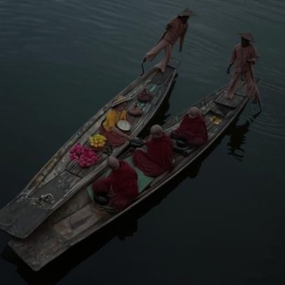 Foto de Alahattin Kanlioğlu mostra pescadores com remos acionados pelo pé