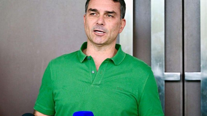 Menções negativas a Flávio Bolsonaro nas redes sociais aumentaram após episódio envolvendo Daniel Vorcaro; nível de confiança também caiu
