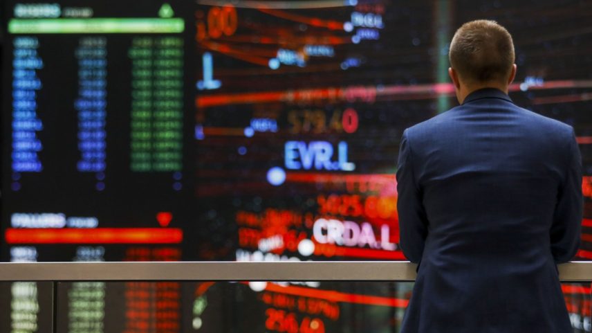Homem observa painel do índice FTSE 100, na bolsa de valores de Londres — Foto: MacGregor/Bloomberg