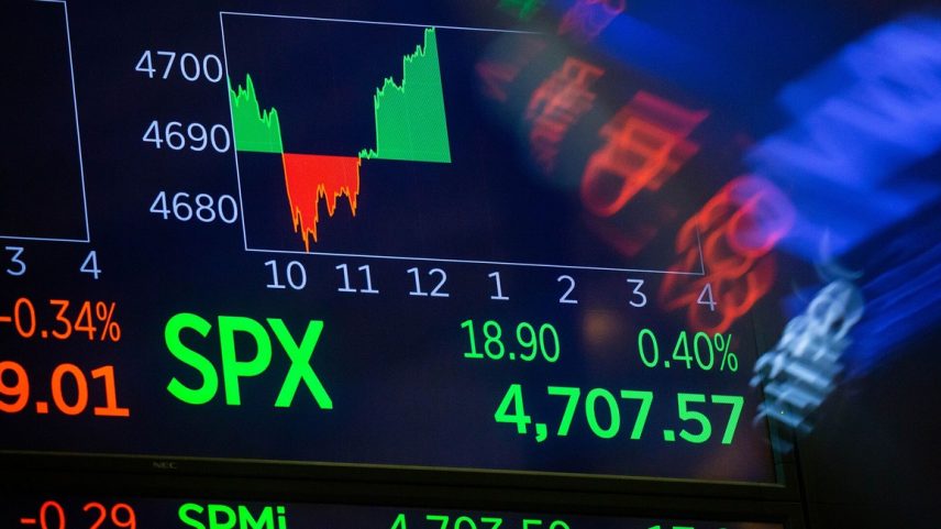 Monitor mostra painel do índice S&P 500 na bolsa de valores de Nova York — Foto: Michael Nagle/Bloomberg