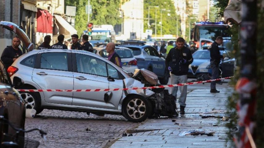 A polícia trabalha no local depois que várias pessoas ficaram feridas quando um carro atropelou pedestres no centro da cidade de Modena, no norte da Itália, em 16 de maio de 2026. REUTERS/Stringer
