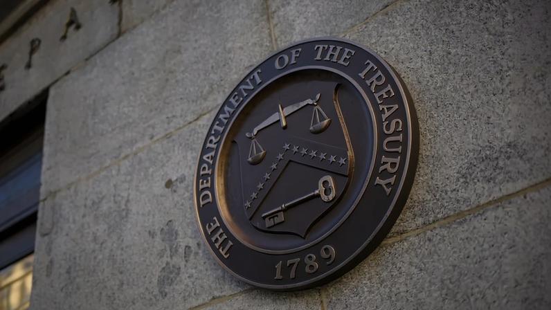 Placa na fachada do prédio do Departamento do Tesouro dos EUA em Washington DC