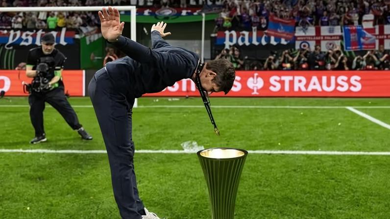 Oliver Glasner bows in front of the Conference League trophy after the Conference League final between Crystal Palace and Rayo Vallecano