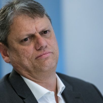 Tarcísio defende Flávio, mas cobra que ele siga esclarecendo