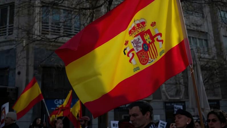 Um manifestante segura uma bandeira nacional espanhola durante um protesto contra o projeto de lei de anistia em frente ao Congresso dos Deputados em Madri, Espanha, na quinta-feira, 14 de março de 2024 — Foto: Magda Gibelli/Bloomberg