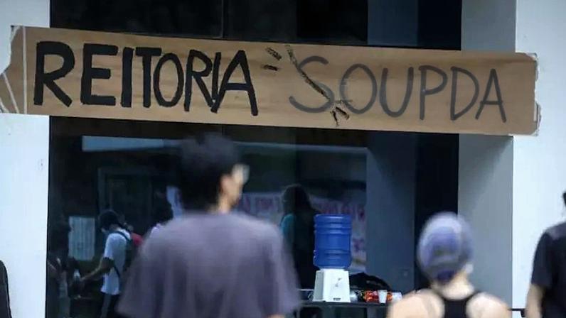 Estudantes que participam da greve da Universidade de São Paulo derrubaram um portão e ocuparam, na quinta-feira (7), a reitoria da instituição. Os manifestantes pedem a reabertura da mesa de negociação entre o comando da greve e o reitor Aluísio Segurado. A Reitoria da USP divulgou uma nota lamentando a invasão do prédio e afirmando que o ato foi uma "escalada de violência com danos ao patrimônio público".