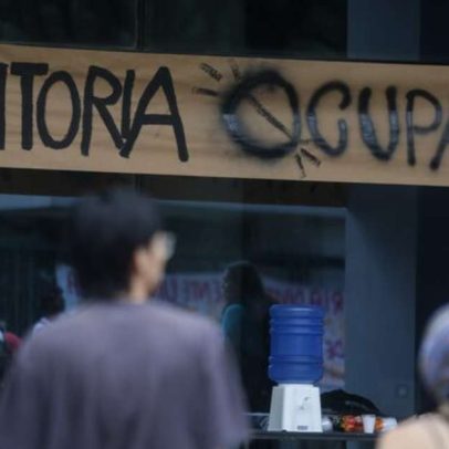 Estudantes ocupam a reitoria da USP há 24 horas após invasão