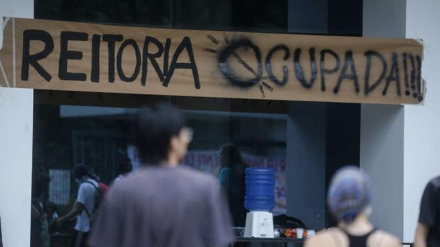 Estudantes que participam da greve da Universidade de São Paulo derrubaram um portão e ocuparam, a reitoria da instituição.