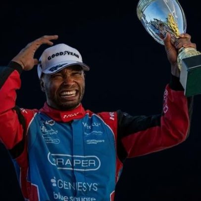 Nicolas Hamilton conquista primeiro troféu no automobilismo