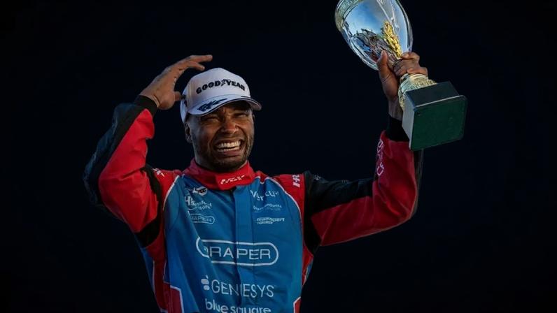 Nicolas Hamilton no pódio