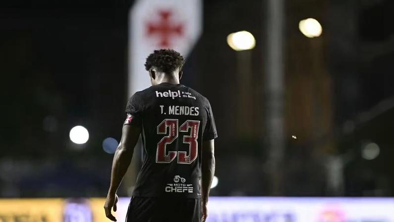 Thiago Mendes em ação pelo Vasco — Foto: André Durão