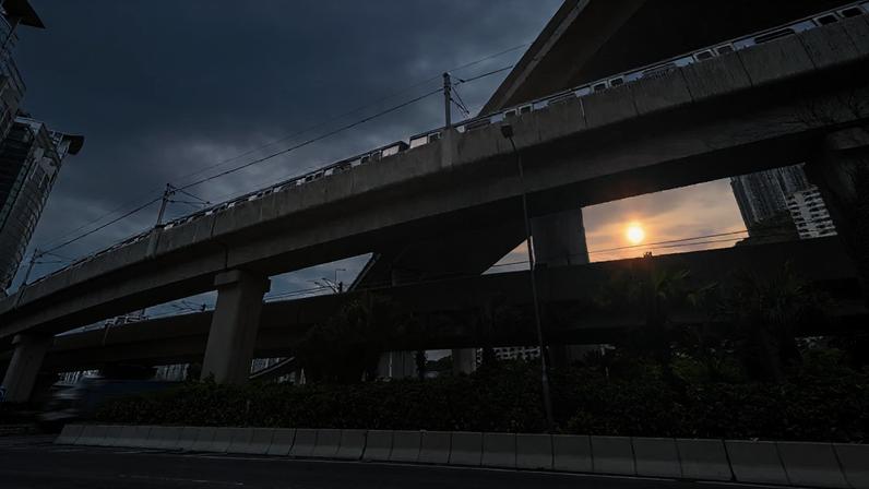 Pontes associam-se principalmente à travessia de rios, mares, lagos, vales e outros acidentes naturais. Já os viadutos surgem com mais frequência em ambientes urbanos, passando sobre ruas, avenidas, linhas de trem, rodovias ou até conjuntos de edificações. Essa diferença não é apenas linguística – depositphotos.com / gjp1991