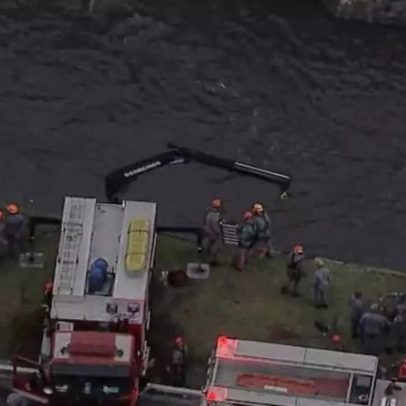 Acidente envolvendo três carros deixa veículo submerso no Tamanduateí