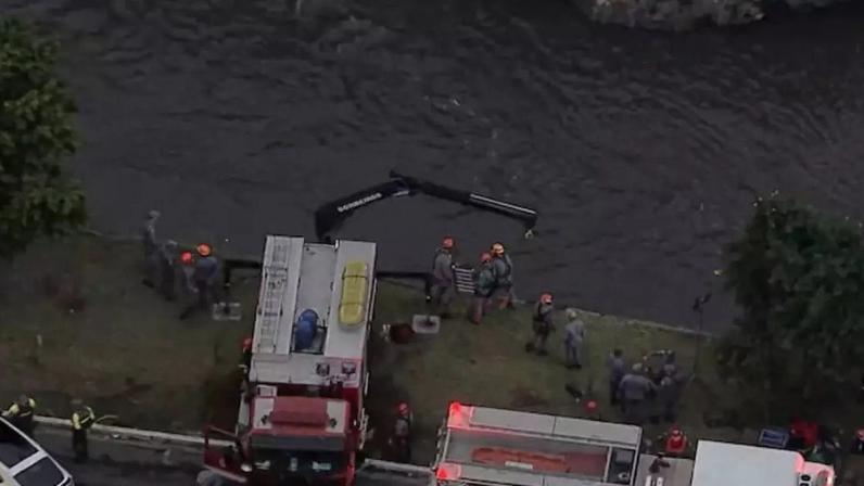Equipes dos bombeiros realizaram buscas após carro cair no Rio Tamanduateí