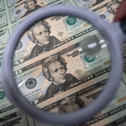 Dólar à vista fecha abaixo de R$ 4,90 pela primeira vez desde janeiro de 2024