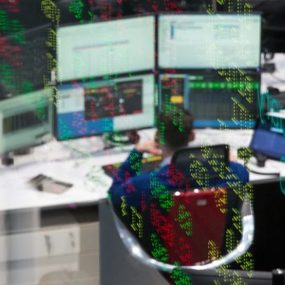 Petróleo recua forte e dólar cai durante feriado nos EUA