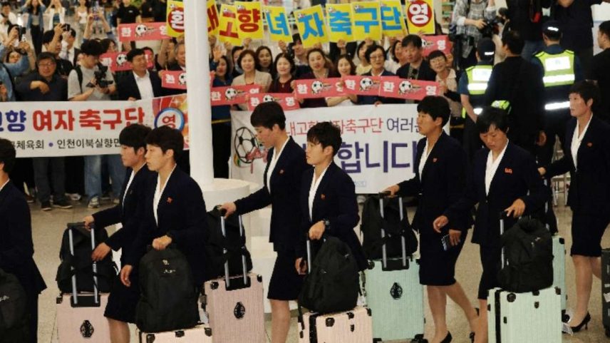 Membros do clube de futebol norte-coreano Naegohyang Women's FC passam por ativistas que os aplaudem enquanto chegam ao Aeroporto Internacional de Incheon para uma partida contra o Suwon FC Women da Coreia do Sul em 20 de maio, em Incheon, Coreia do Sul, em 17 de maio de 2026. REUTERS/Kim Hong-Ji