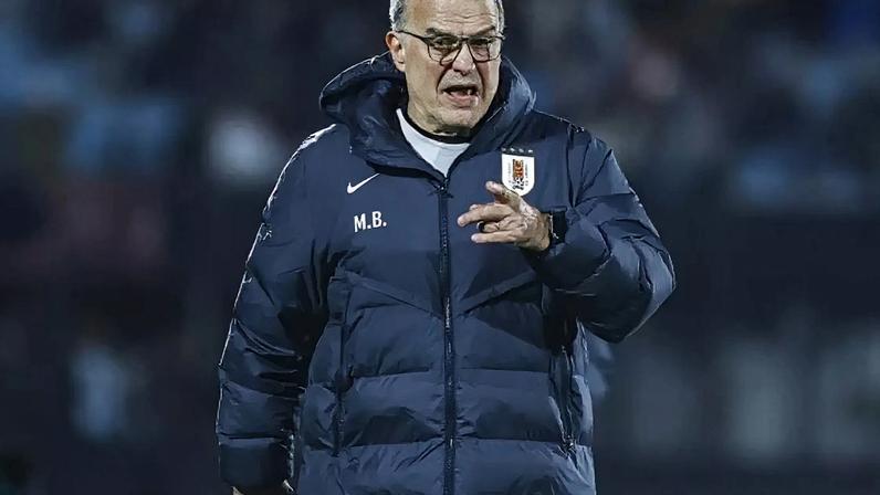 Marcelo Bielsa durante jogo da seleção do Uruguai nas Eliminatórias para a Copa de 2026 –