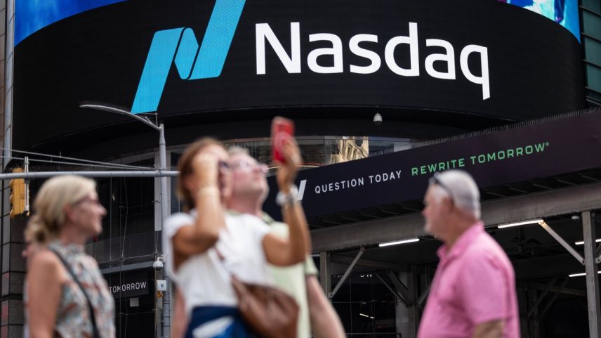 Pedestres diante da Nasdaq, em Nova York — Foto: Yuki Iwamura/Bloomberg