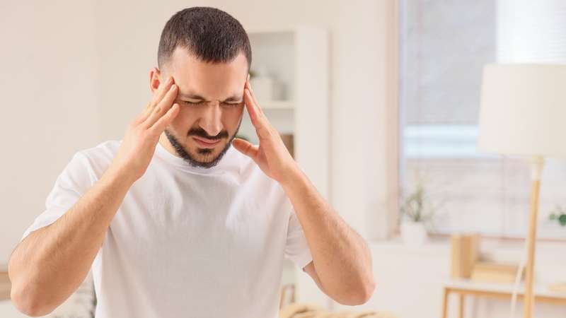 Entenda as diferenças entre enxaqueca e dor de cabeça associada a tumores cerebrais e saiba quando procurar ajuda médica